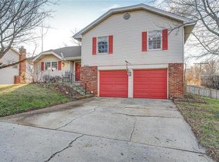 6732 NW Hidden Valley Rd, Parkville, MO 64152