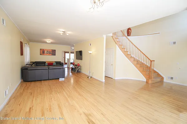 Sold by Remax Edge | media 8