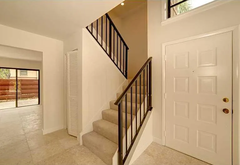 3010 Lakewood Ln — Photo 2