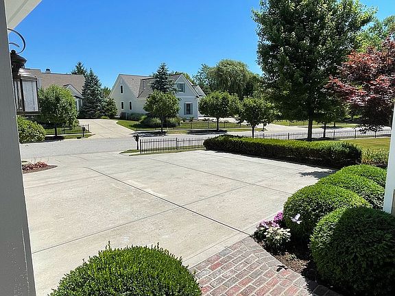 4th image of 723 Hanover Close