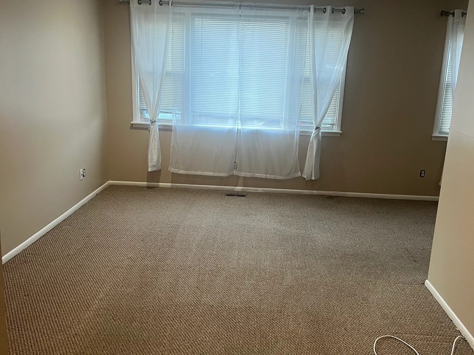 2 bed, 950 sqft, $1,600 — Photo 3