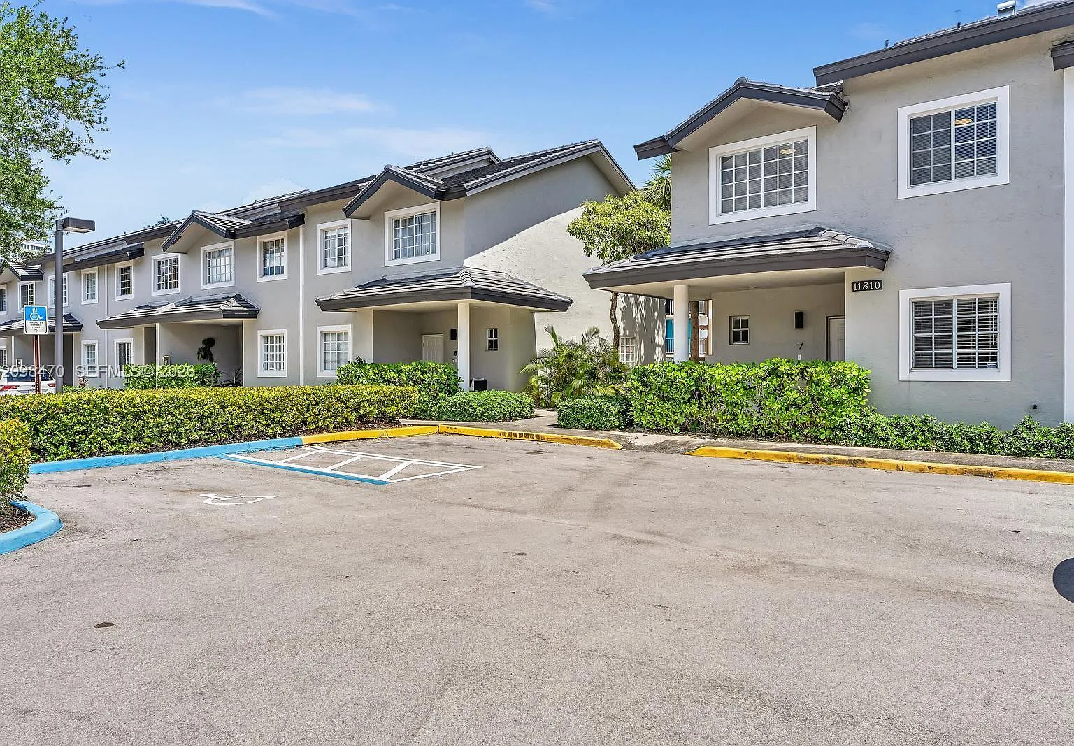 Chareaux Gardens Condo — Photo 1