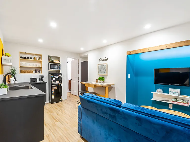 419 E Carson St — Photo 5