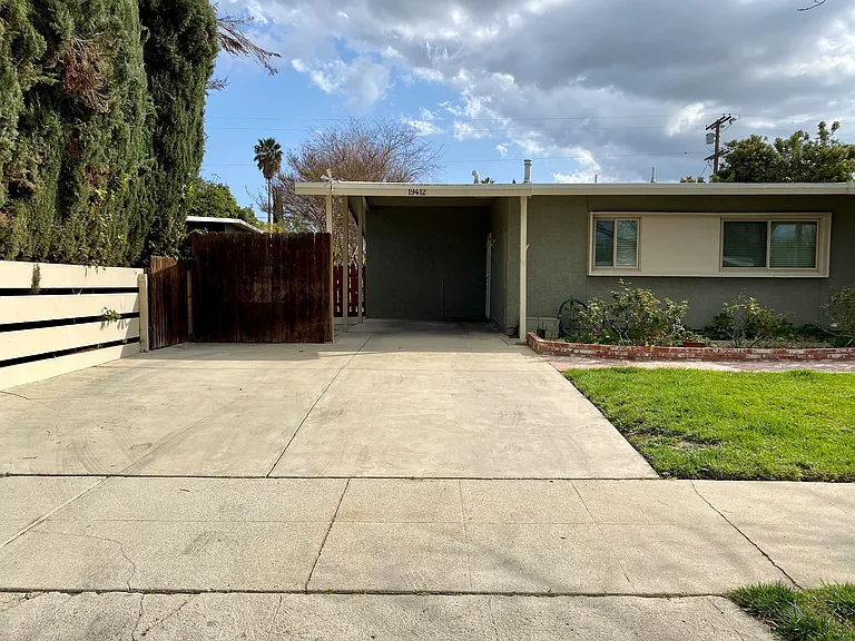 19412 Strathern St — Photo 2