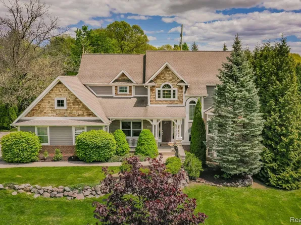 6803 Canterbury Ln, Clarkston, MI 48348