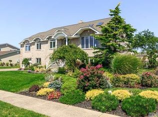 5 Harbor Ct, Copiague, NY 11726