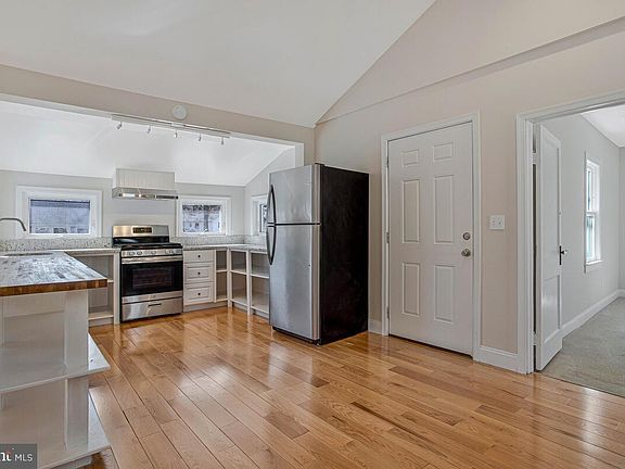 4th image of 1916 Ridgeville Rd