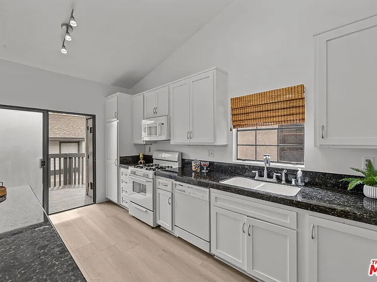 2522 W Macarthur Blvd #D — Photo 16