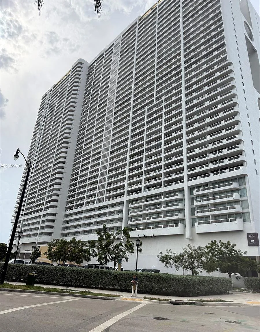 Venetia Condo — Photo 2