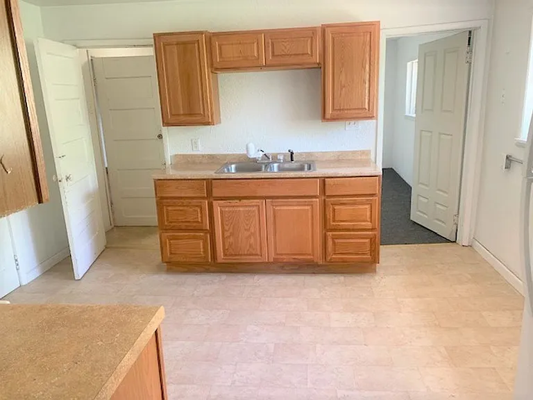 908 Cedar St — Photo 4