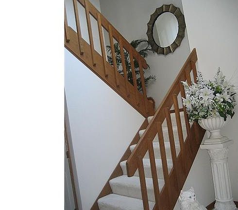 Foyer stairwell to balcony ...