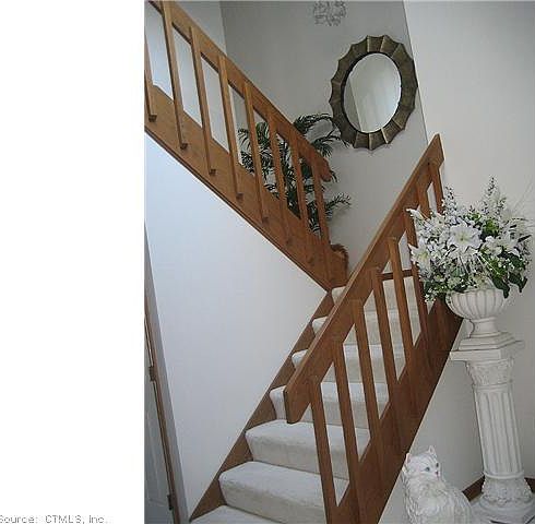 Foyer stairwell to balcony ...