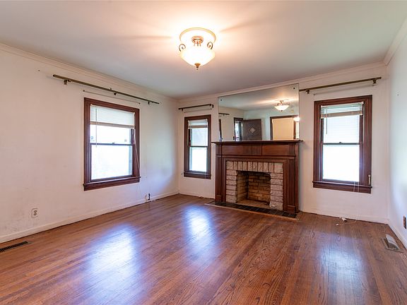 3rd image of 2812 W 37th Pl
