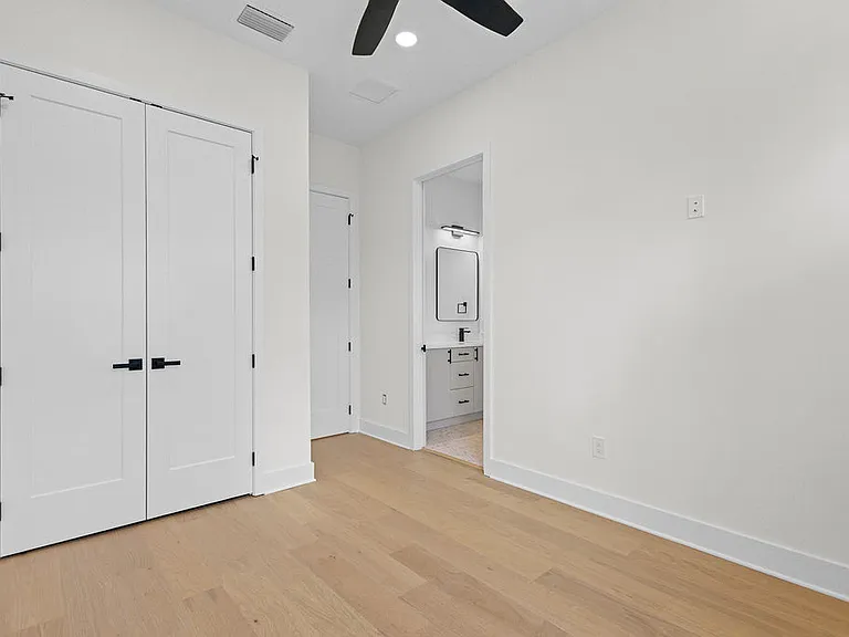3202 W La Salle St — Photo 56