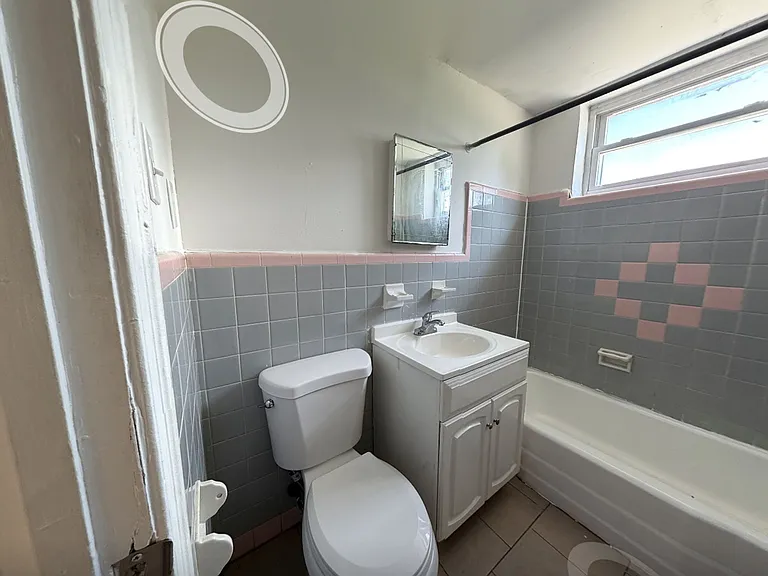 1902 Solly Apts — Photo 11