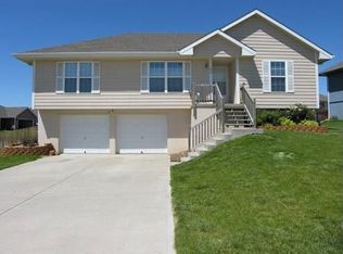 1000 Coneflower St, Smithville, MO 64089