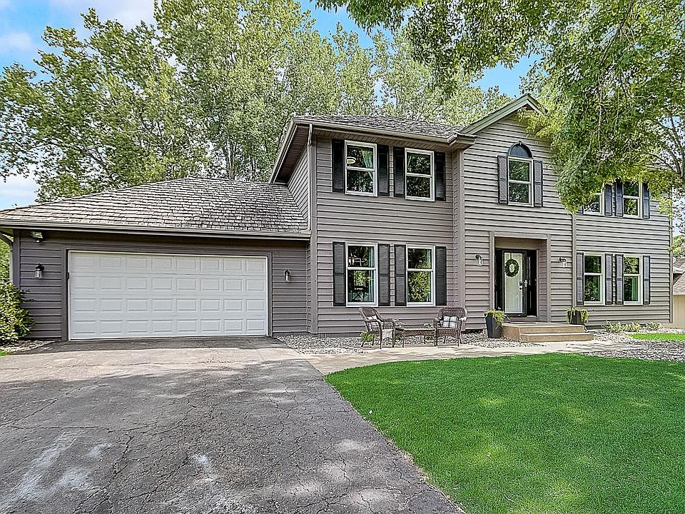 1st image of 120 Carriage Ln