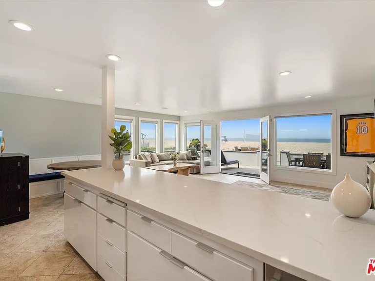 6419 Ocean Front Walk — Photo 9