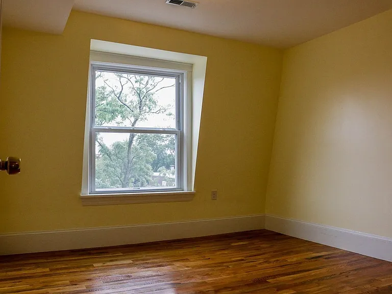 68-70 Moseley St #3 — Photo 9