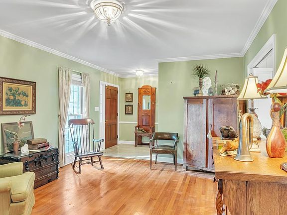 4th image of 2111 Robinhood Dr