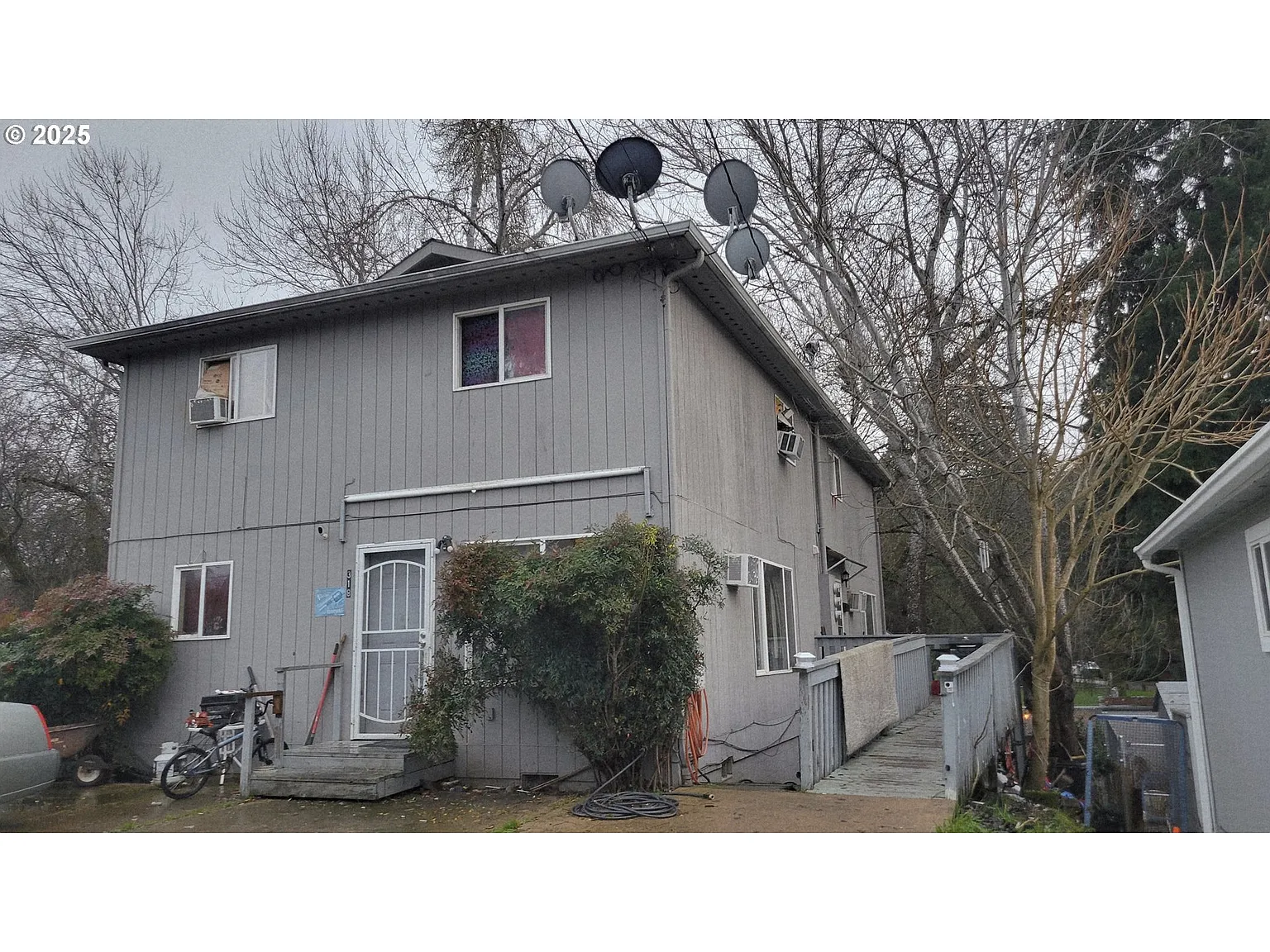 318 NE Howland St photo 1