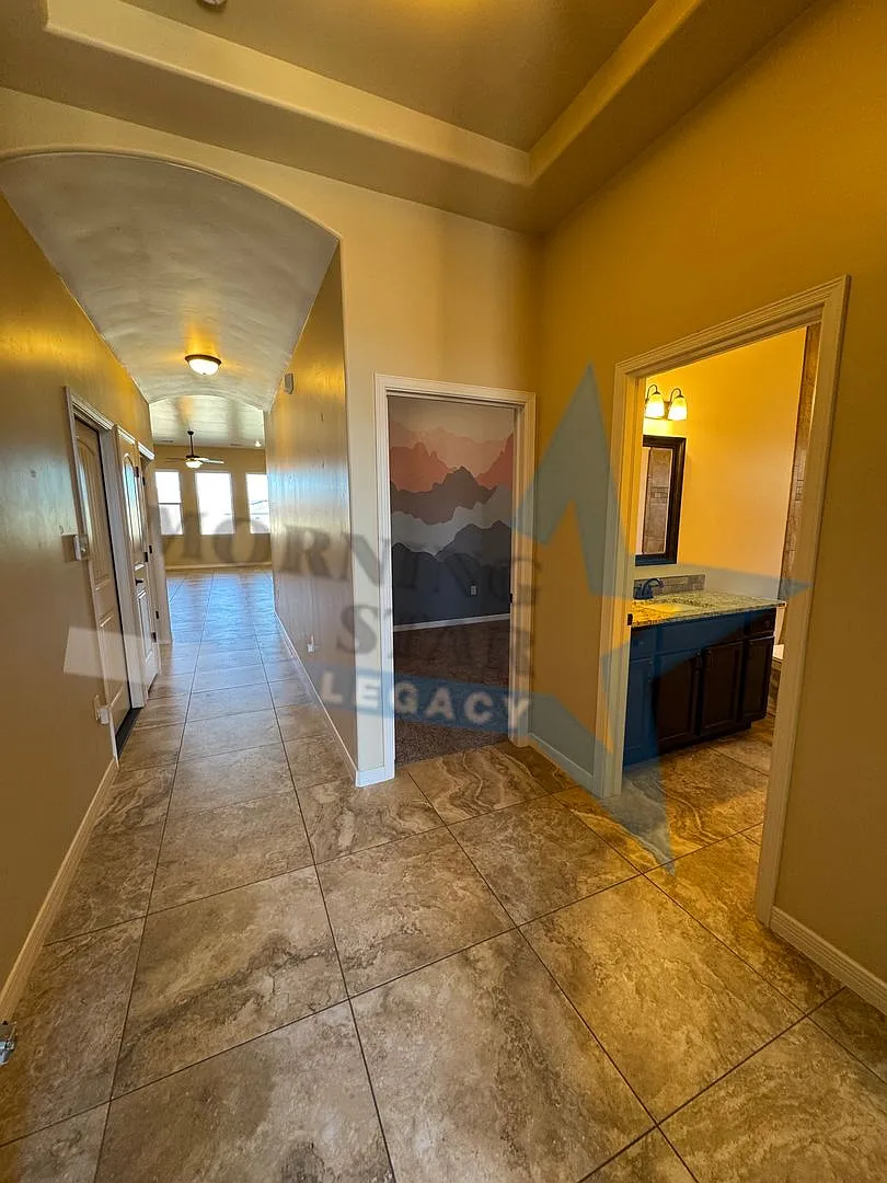 Beautifully maintained 3 bedroom with SOLAR! — Photo 2