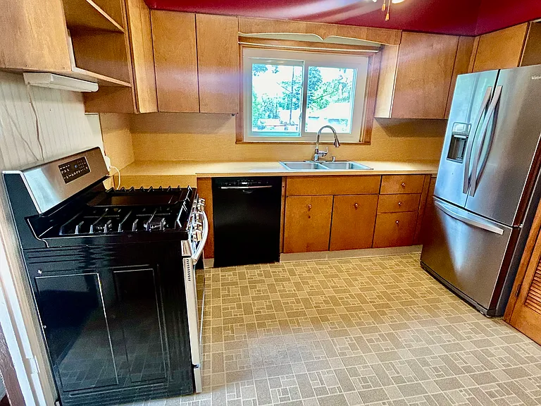 724 N Logan Ave — Photo 3