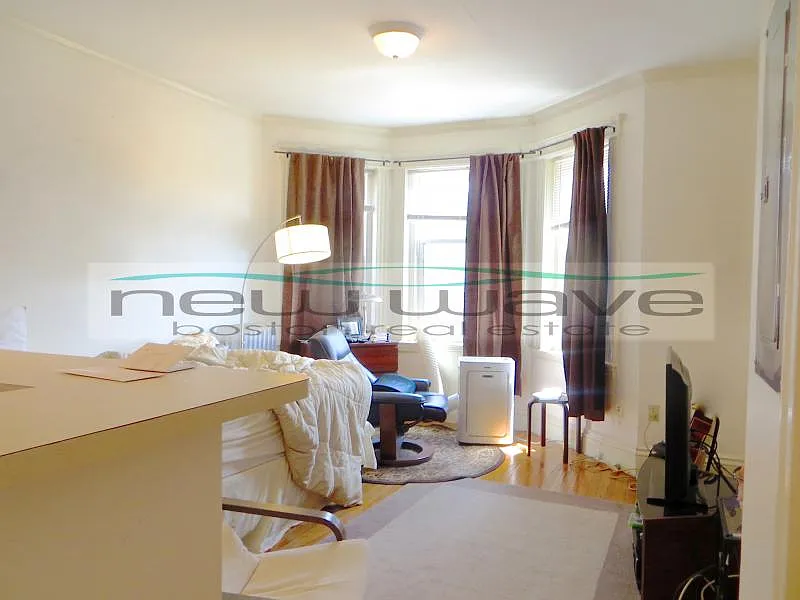 Studio, 400 sqft, $2,700 — Photo 3