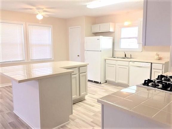 3rd image of 825 Wilkinson St