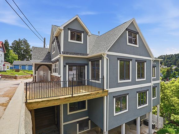 3rd image of 611 Railroad Ave