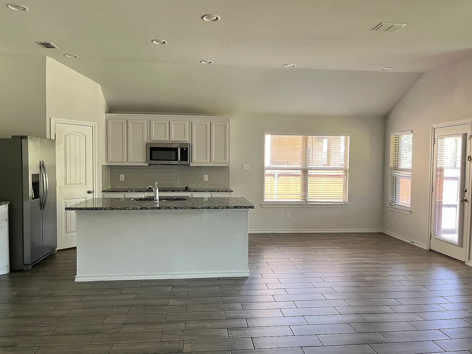 4 bed, 2022 sqft, $2,195 — Photo 4