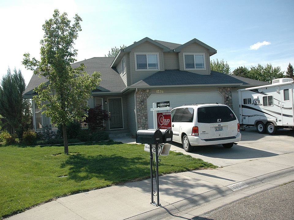 Park Like Setting in the Backyard!