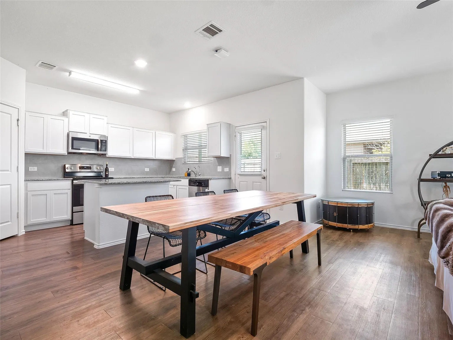 3 bed, 2.5 bath, 1881 sqft, $1,950 — Photo 4