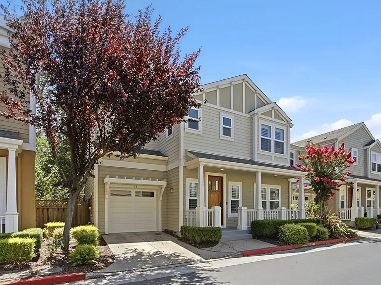 136 Creekside Village Dr — Photo 2