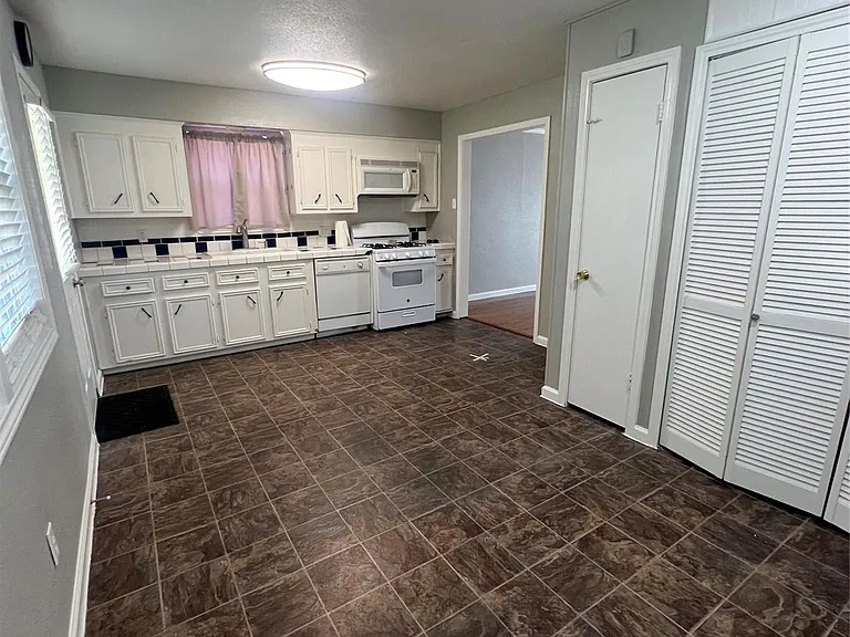 1325 Northbrook Dr — Photo 10