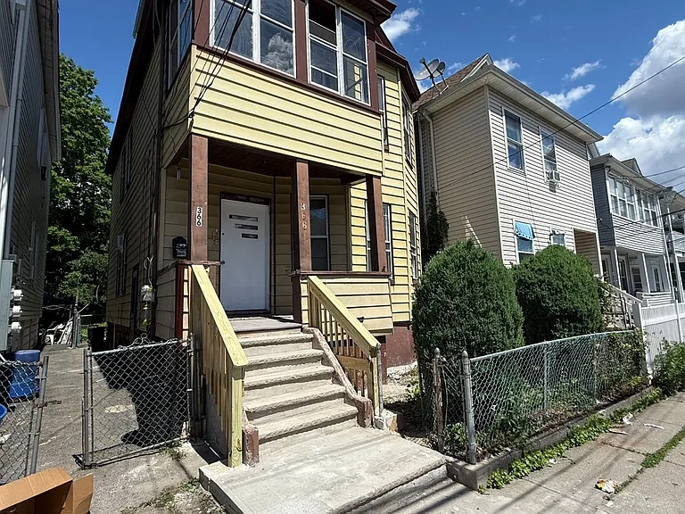 366 Howe Ave #1 — Photo 9