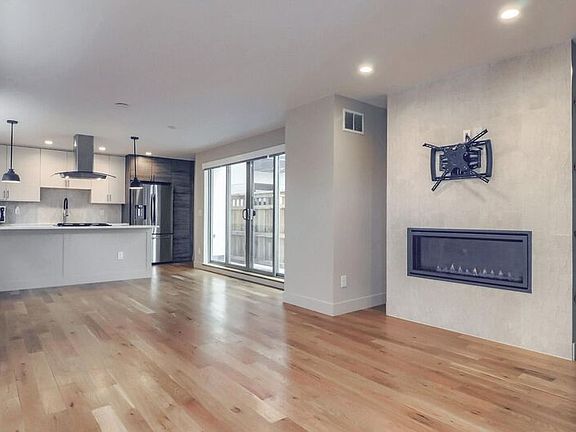 4th image of 1386 Zenobia St