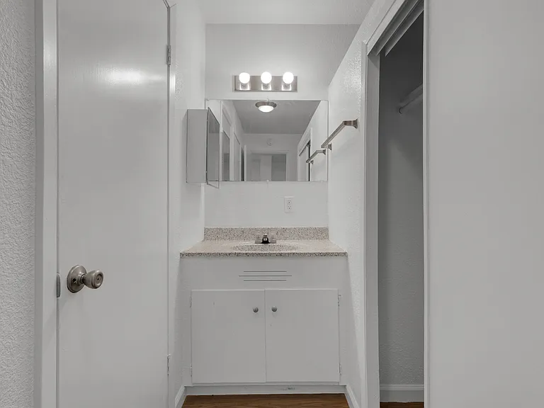 Carmichael Apartments — Photo 8