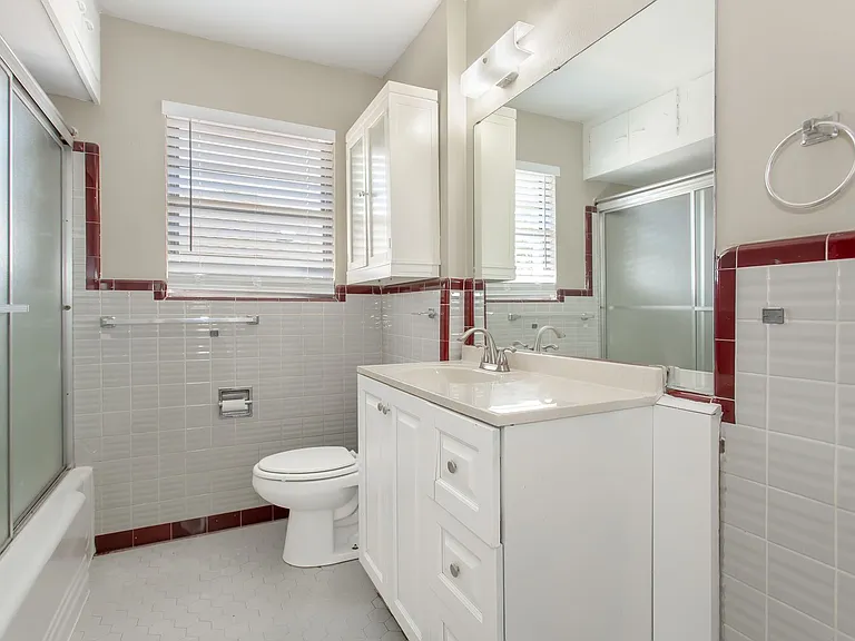 511 Classen Dr — Photo 17
