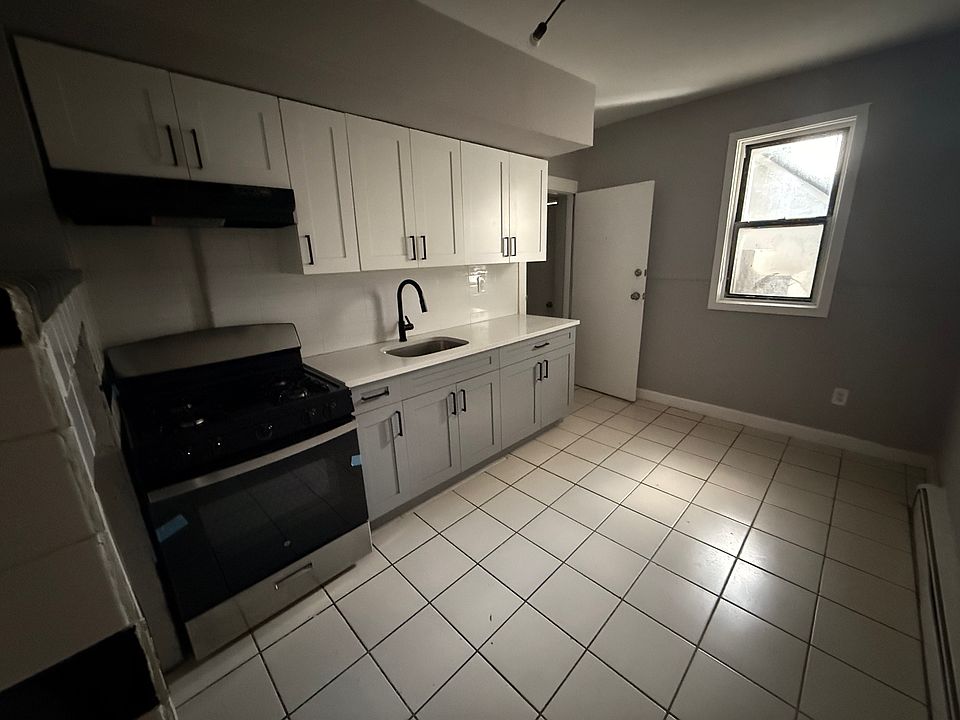 1st image of 144 Wakeman Ave APT 1