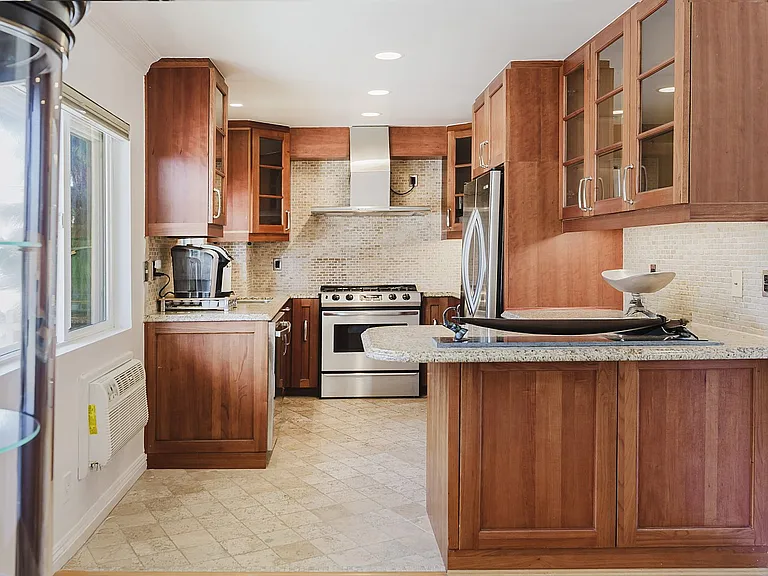 1154 S Barrington Ave — Photo 18