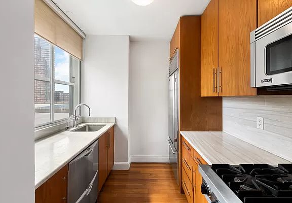 2nd image of 88 Greenwich St APT 904