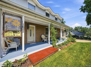 1642 Delmonte St, Wolverine Lake, MI 48390