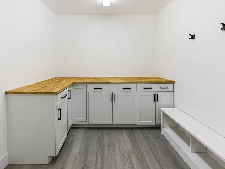 3185 Saint James Dr — Photo 30