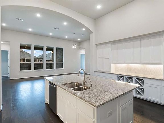 5th image of 124 Regents Ln