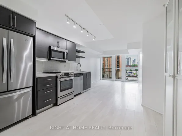 400 Adelaide St E, Toronto, ON