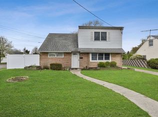 28 Park Ln, Bethpage, NY