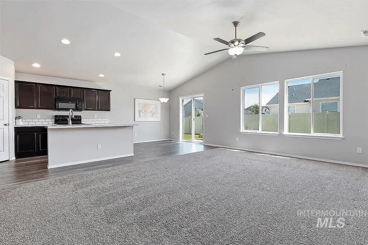 3 bed, 1690 sqft, $2,250 — Photo 4