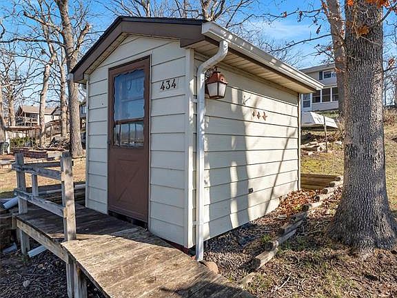 5th image of 747 Squaw Rd