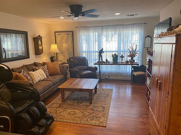 4th image of 430 Live Oak Ln